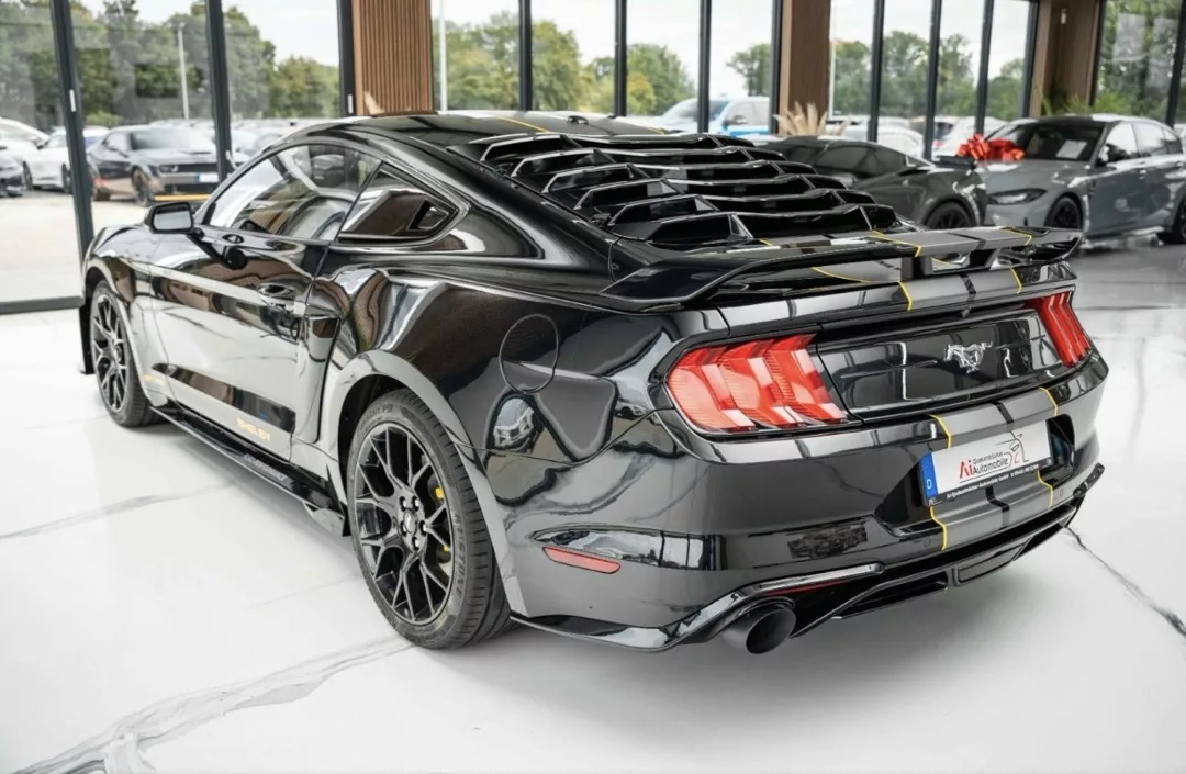 Ford Mustang GT 500 Shelby Optik in Schwarz, Rückansicht mieten.