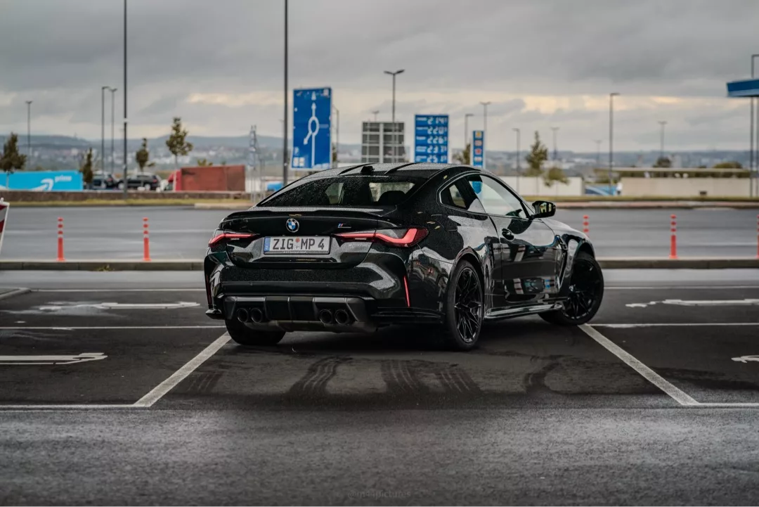 BMW M4 Competition in Schwarz von hinten mieten.