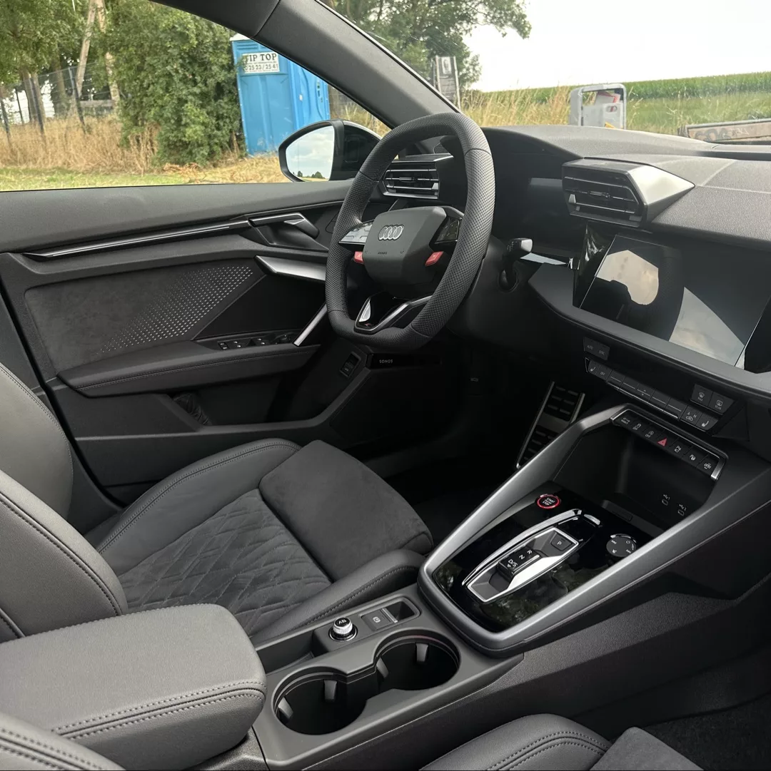 Audi RS3 Limousine Innenraum mit modernem Cockpit mieten
