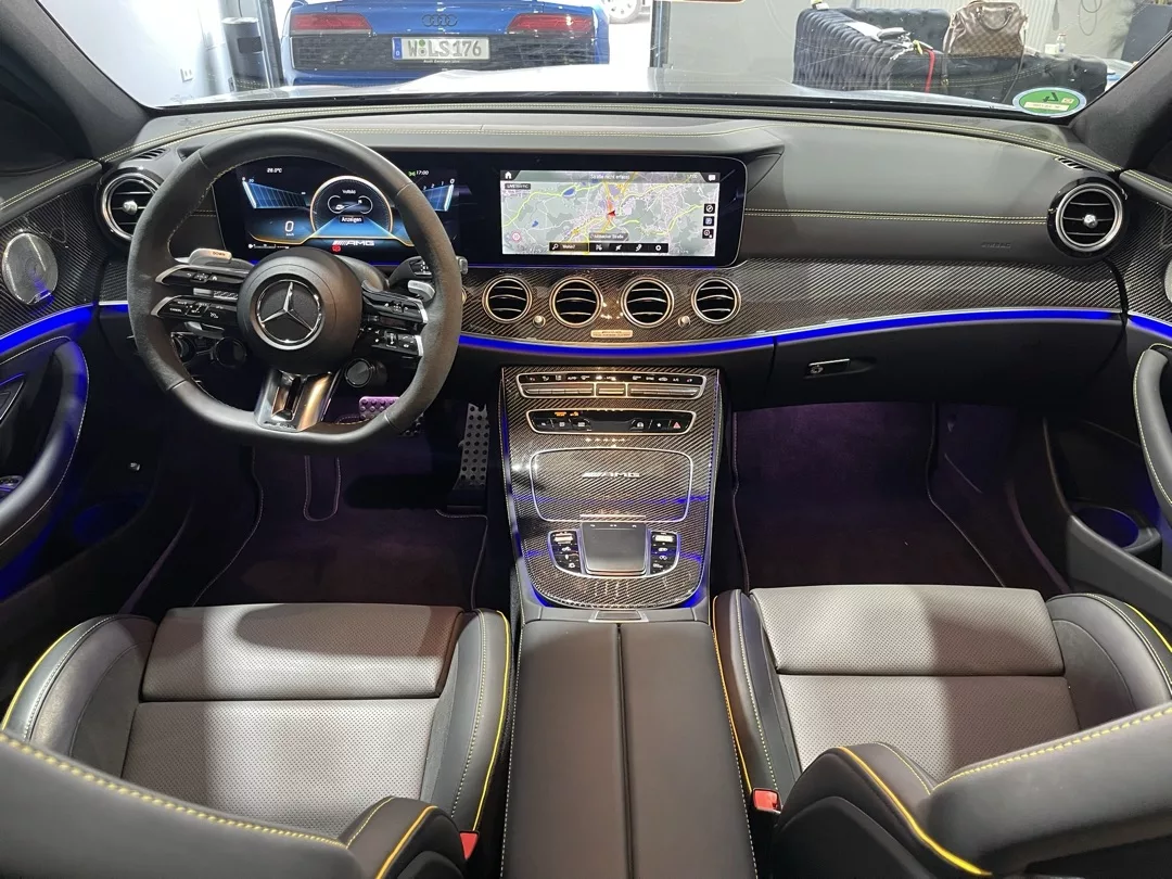 Mercedes E63s Final Edition Cockpit mit Leder und Ambientebeleuchtung mieten.