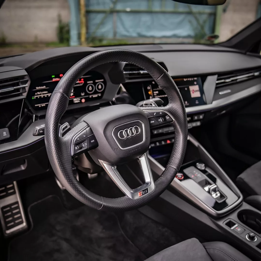 Audi RS3 Limousine Cockpit mit Multifunktionslenkrad mieten.