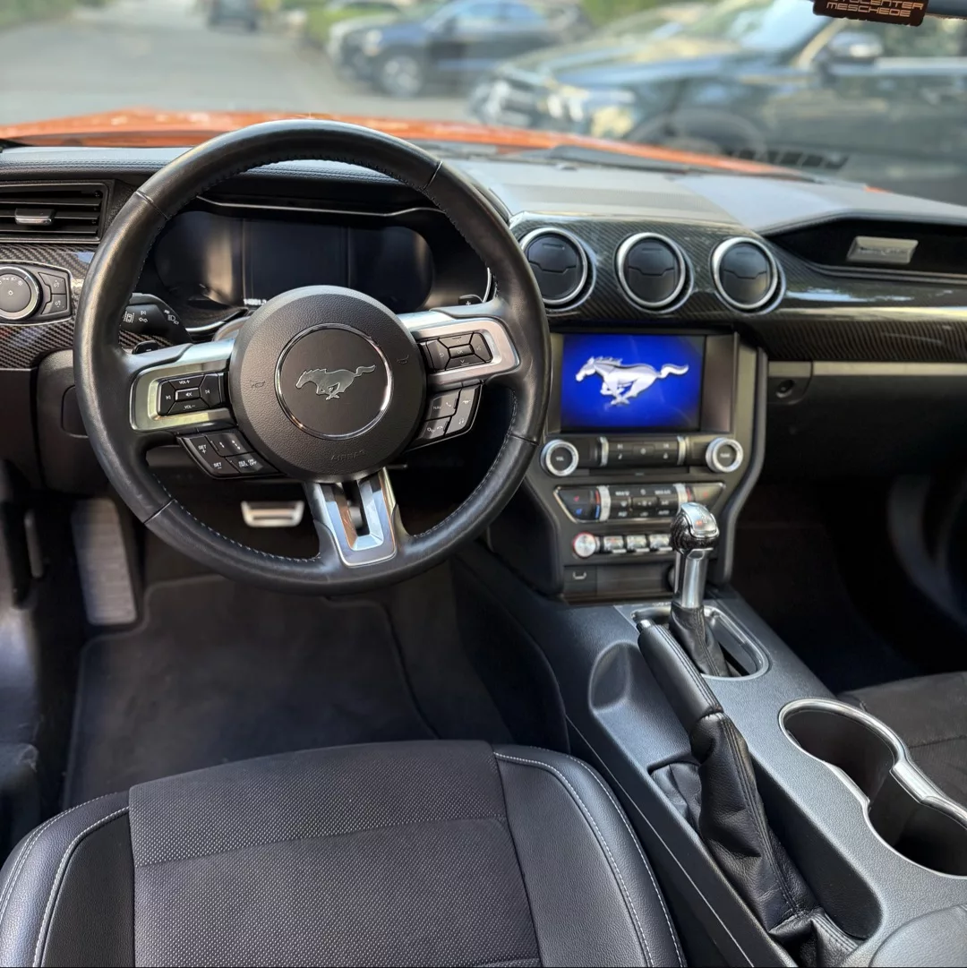 Ford Mustang GT Innenraum mit Lenkrad und Armaturenbrett mieten