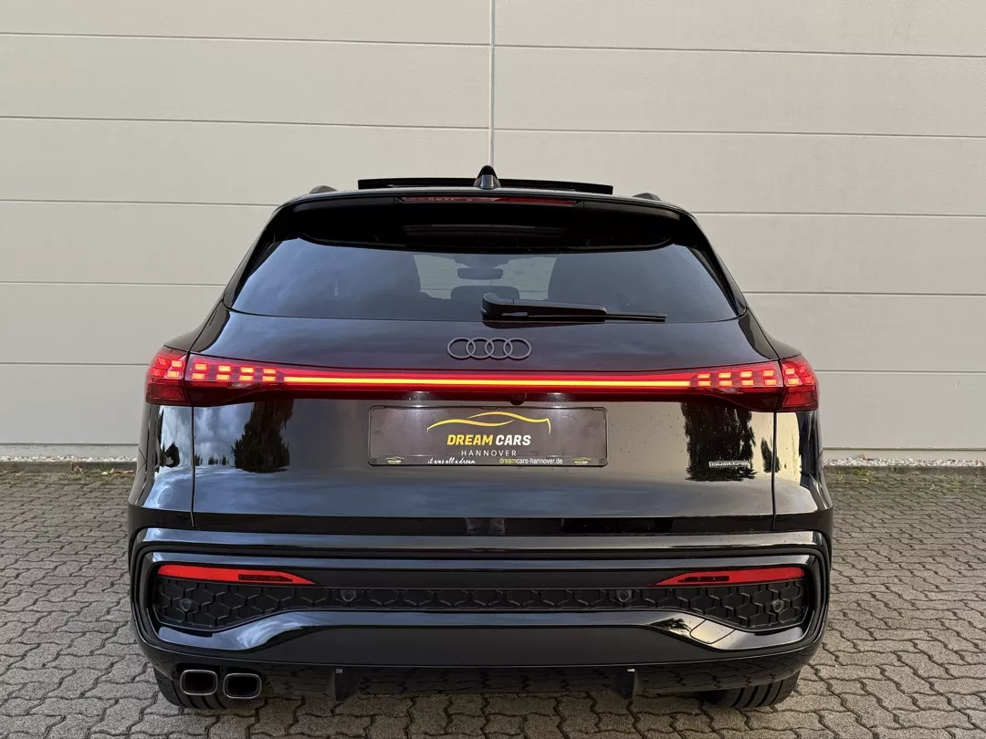 Audi Q5 SUV Diesel Edition One in Schwarz, Rückansicht mieten.