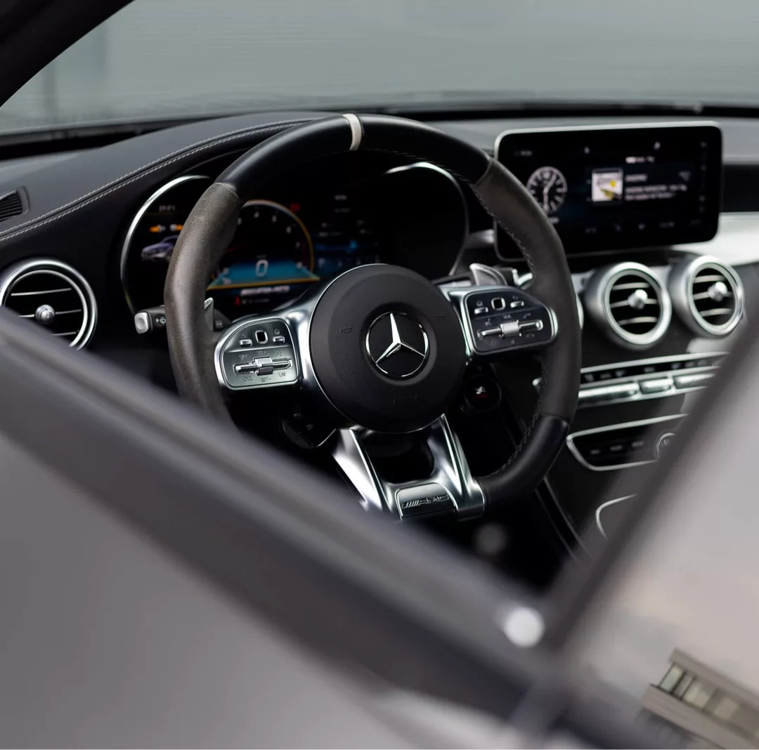Mercedes Benz C63s Coupé Innenraum mit Lenkrad und Display mieten.