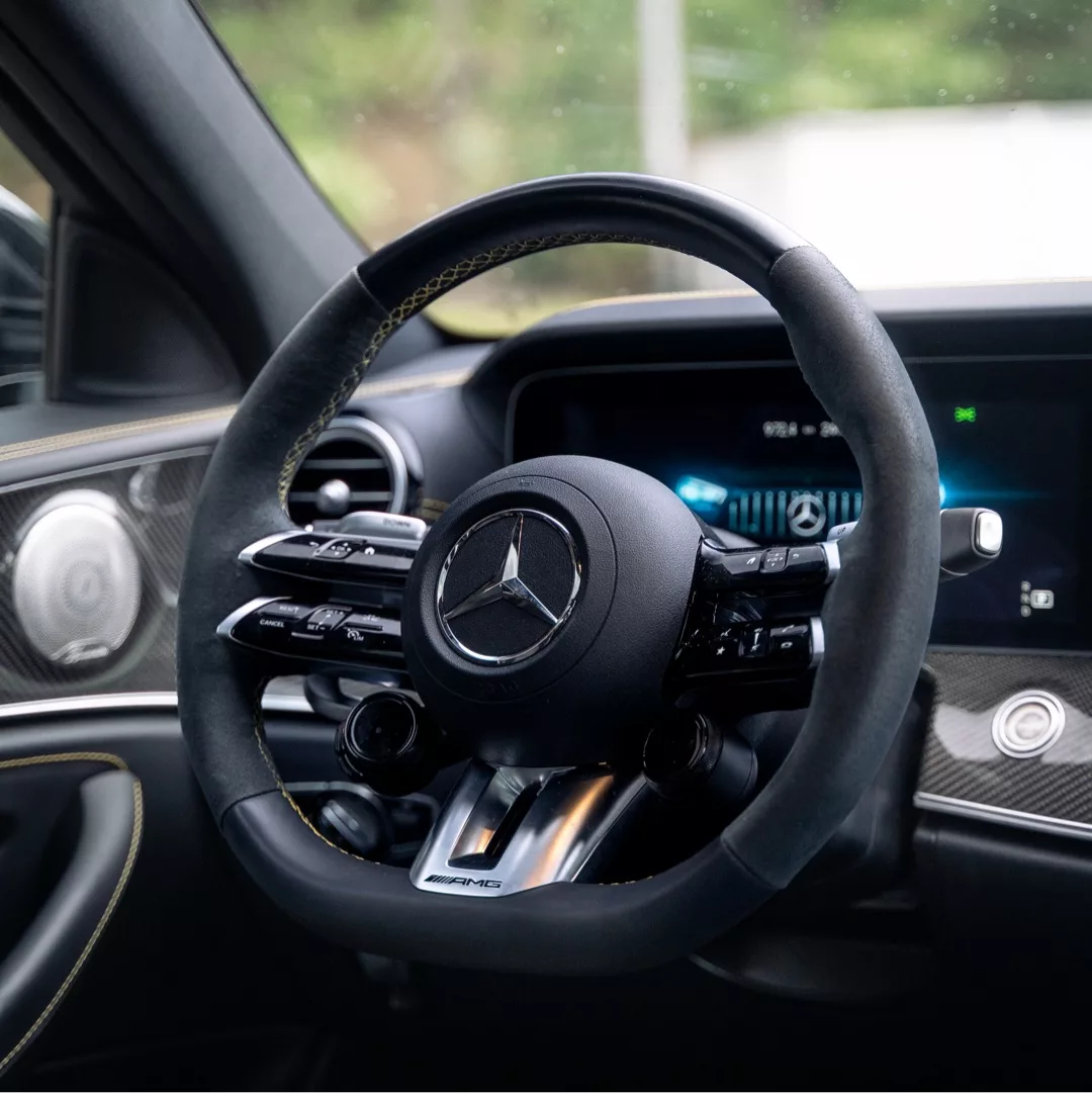 Mercedes AMG E63s Lenkrad und Armaturenbrett im Detail mieten.