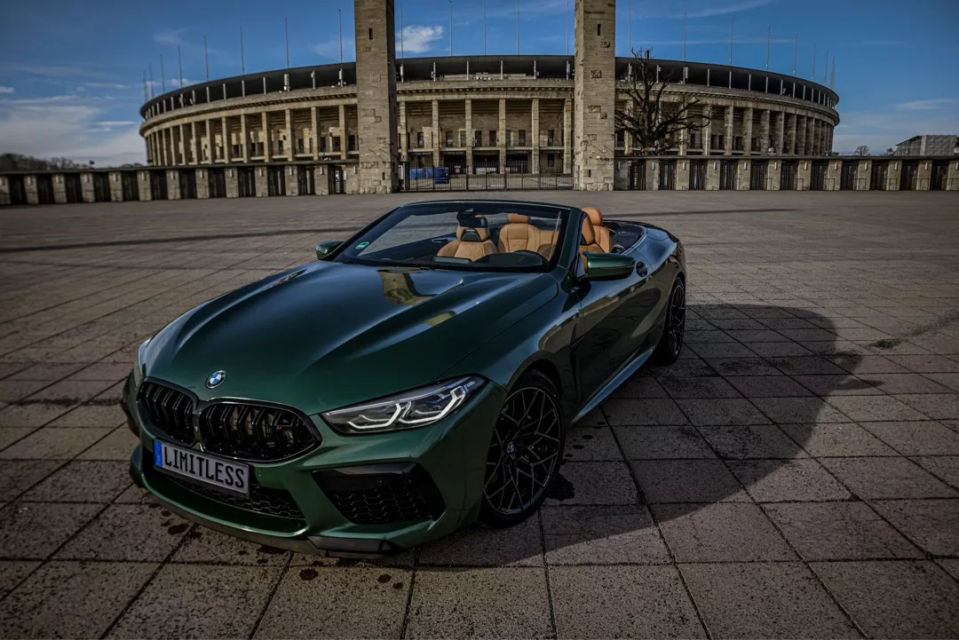 BMW M8 Competition Cabrio in Grün vor Stadion mieten