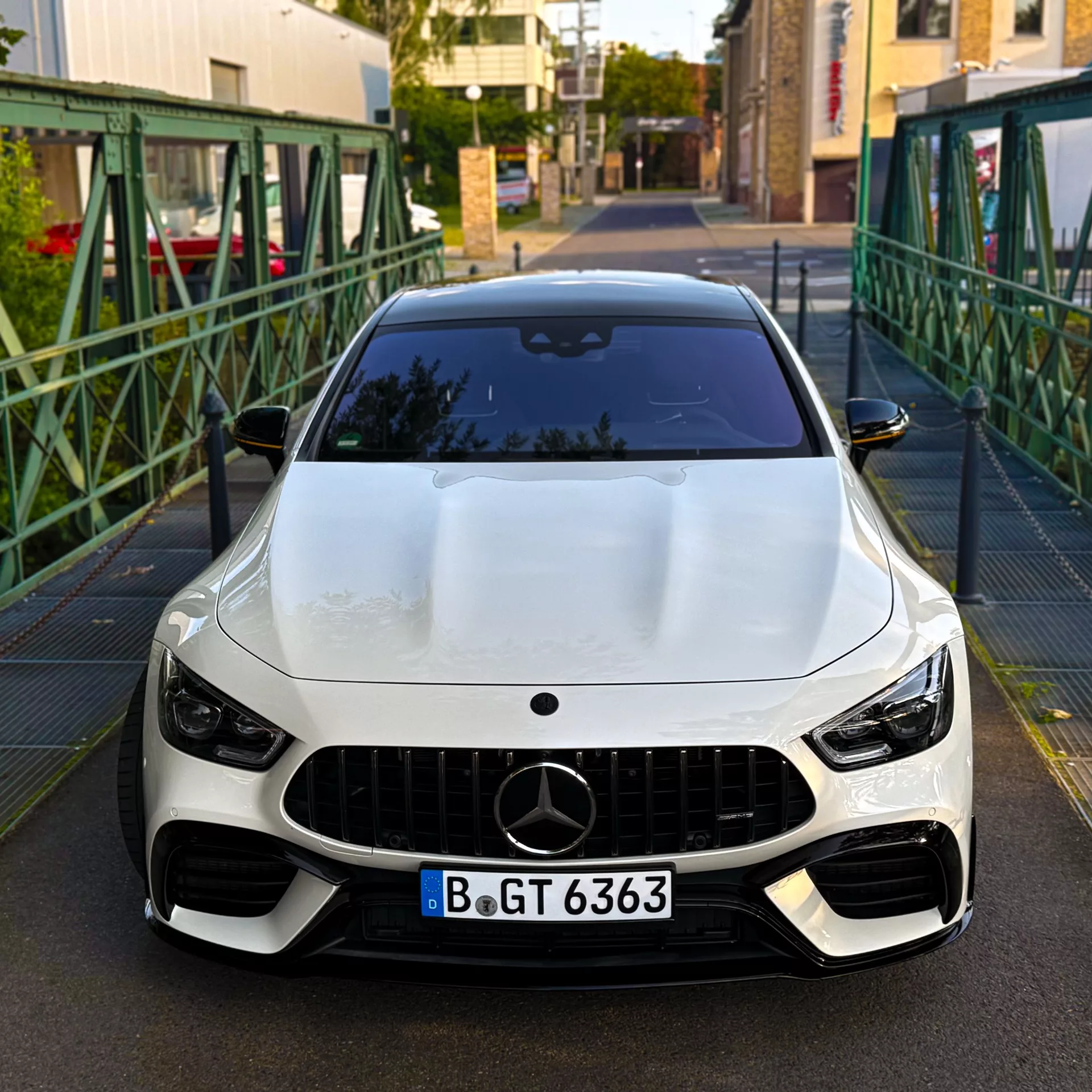 Mercedes-Benz GT63s AMG 4 Türer Coupé in Weiß, Frontansicht mieten.