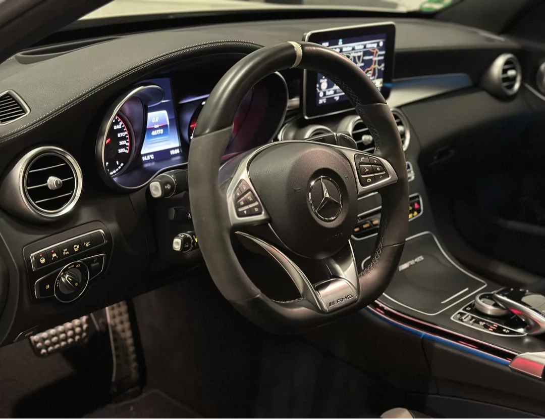 Mercedes-Benz C63 AMG S Cockpit mit Lederausstattung mieten
