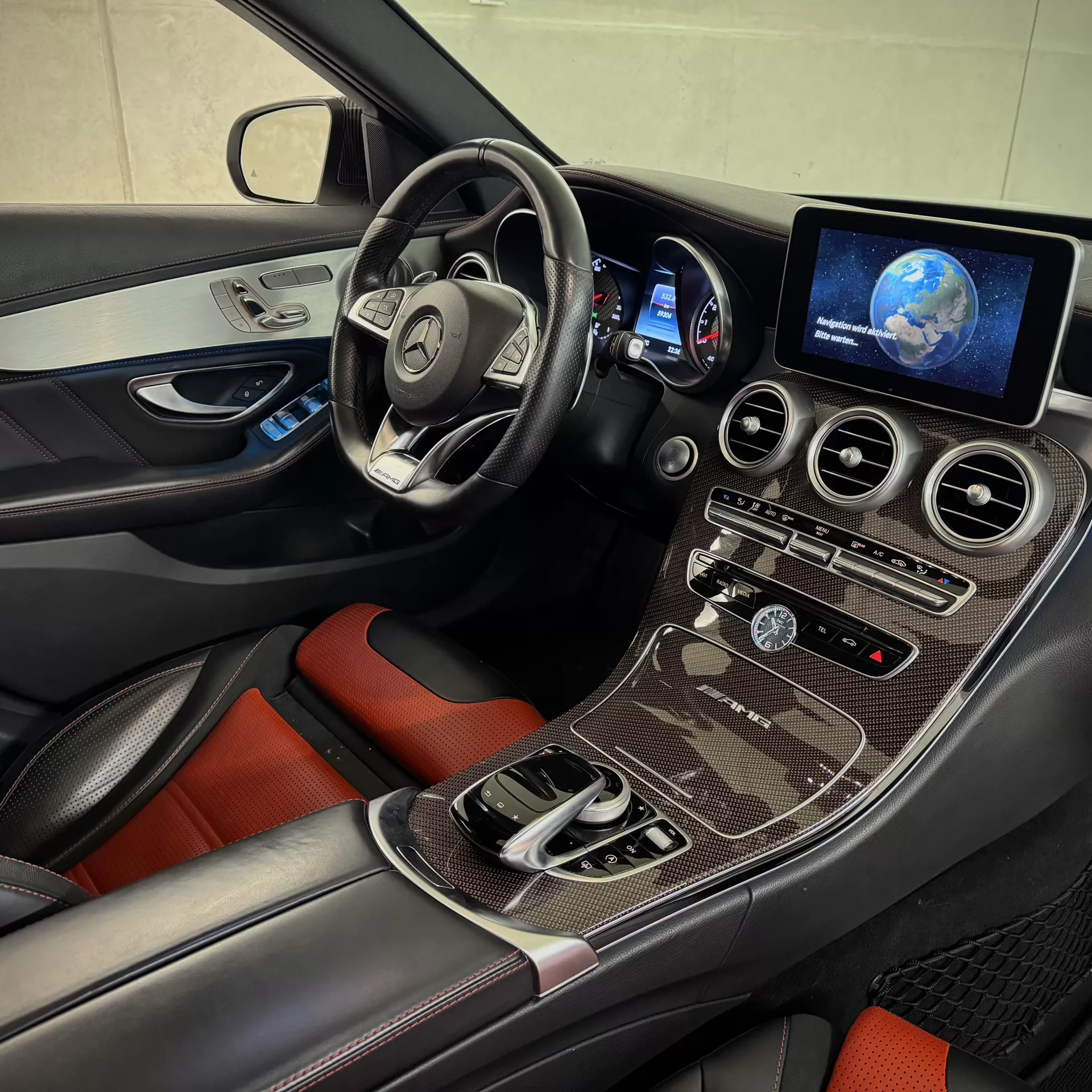 Mercedes C63 AMG Innenraum mit roten Ledersitzen mieten