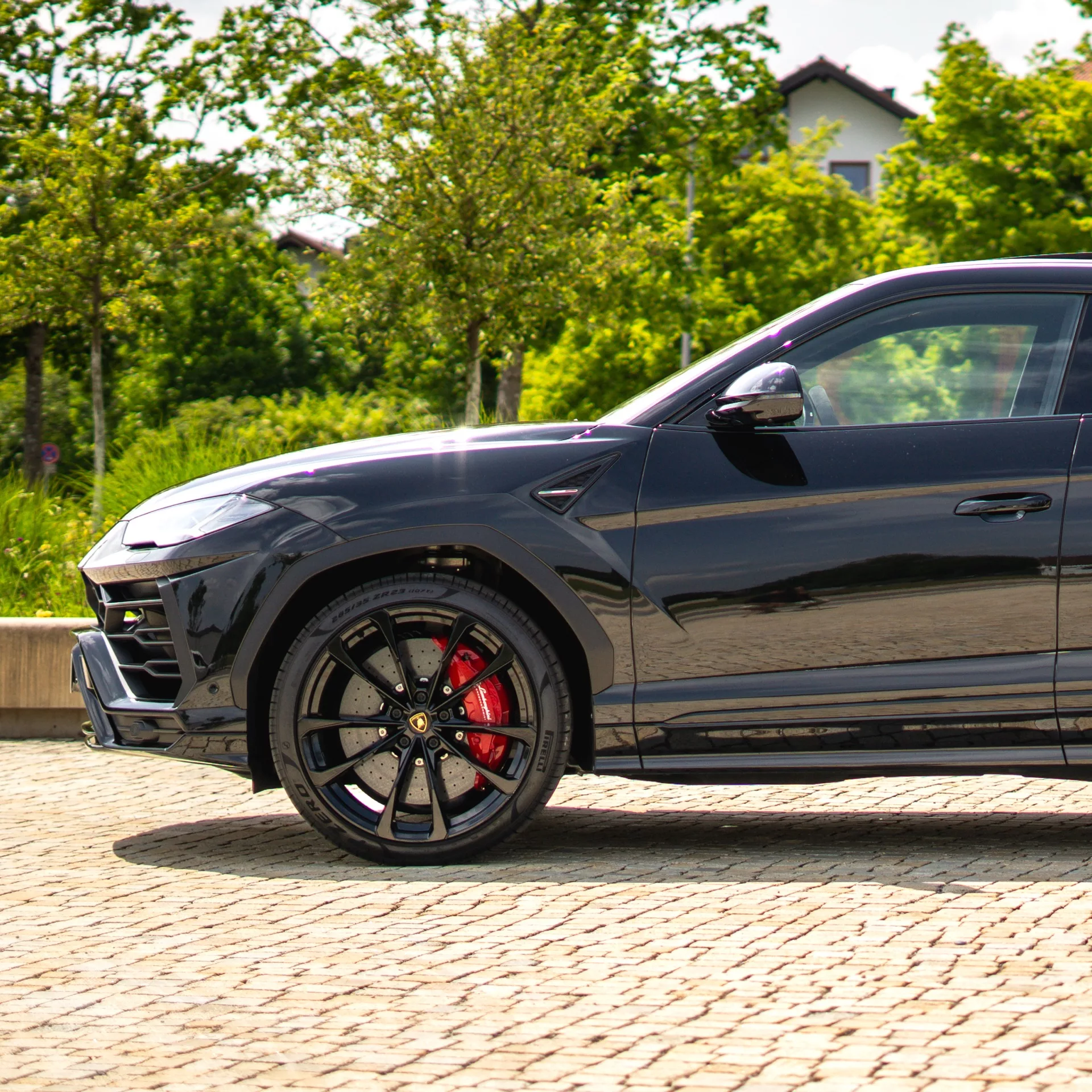 Lamborghini Urus in Schwarz Seitenansicht mieten