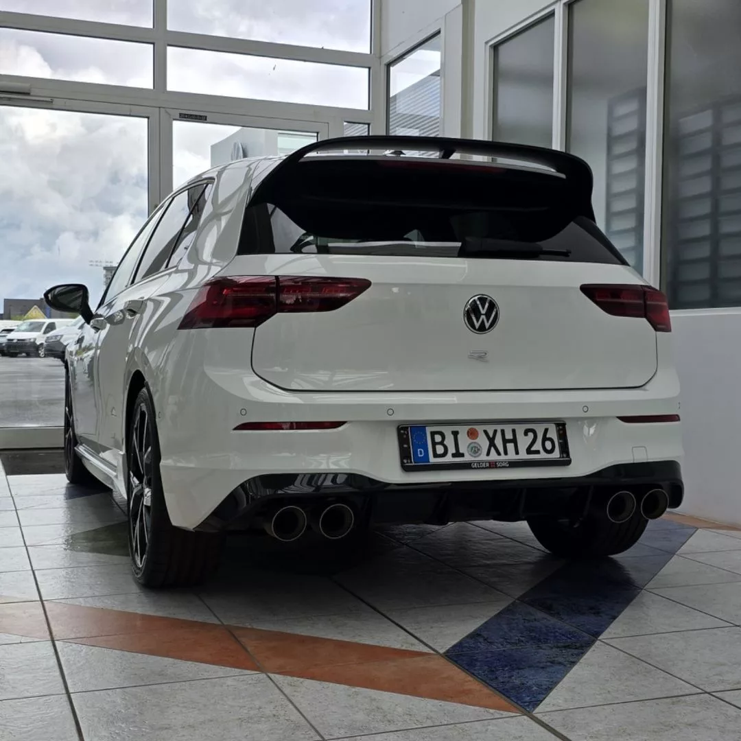 Golf 8R Performance in Weiß Heckansicht mieten