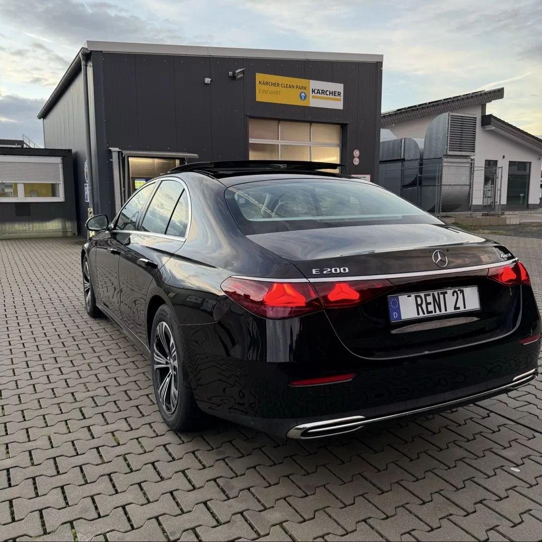 Mercedes-Benz E200 4MATIC von hinten in Schwarz mieten.