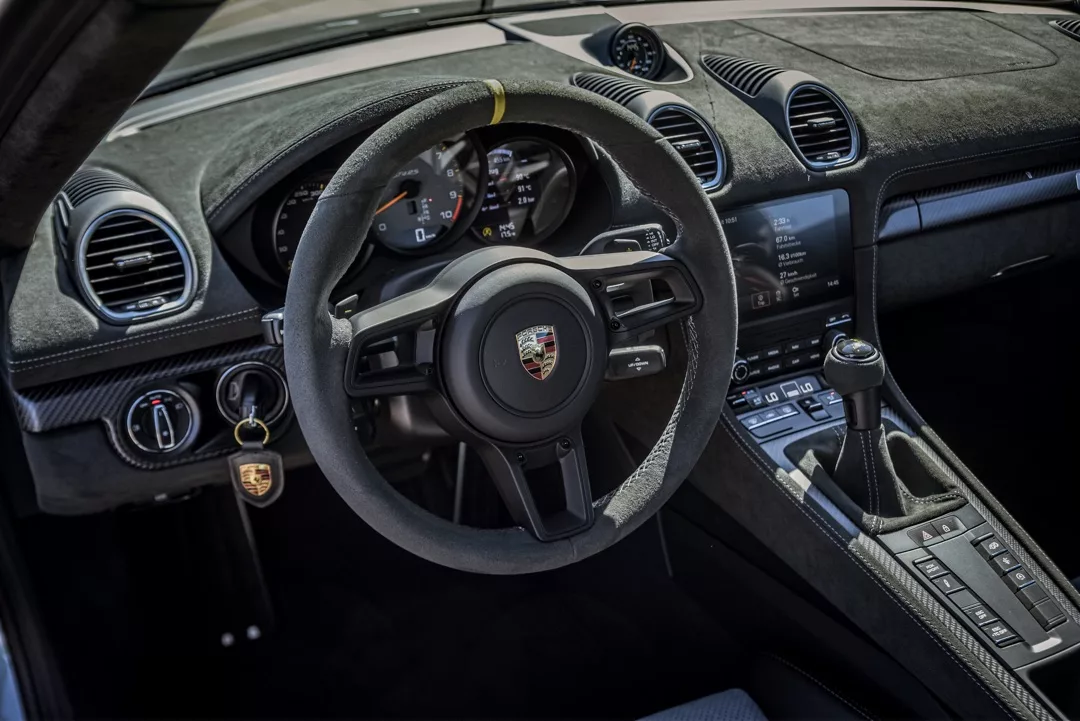 Porsche 718 GT4 RS Innenraum mit Alcantara-Lenkrad mieten