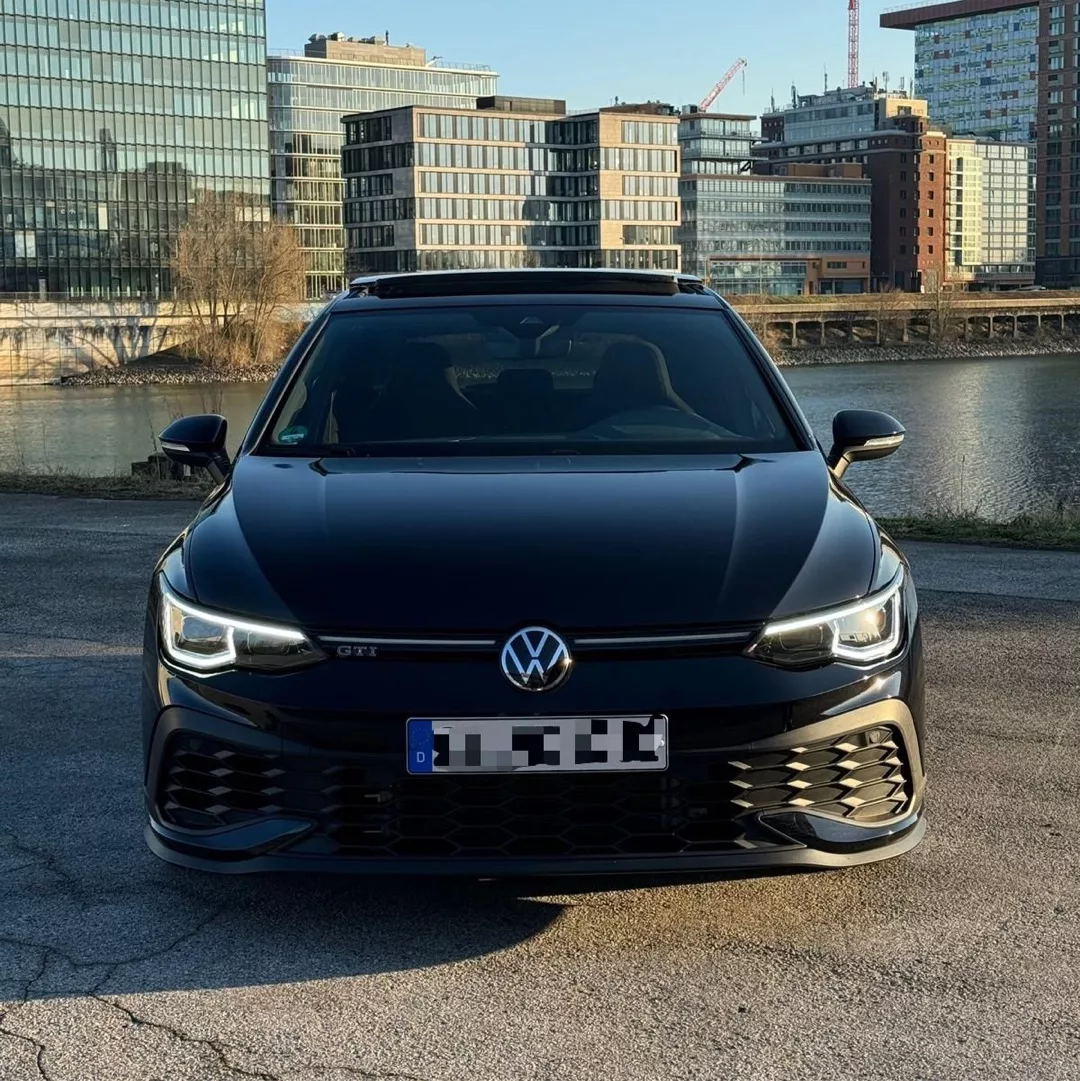 Volkswagen Golf 8 GTI Clubsport in Schwarz - Frontansicht mieten