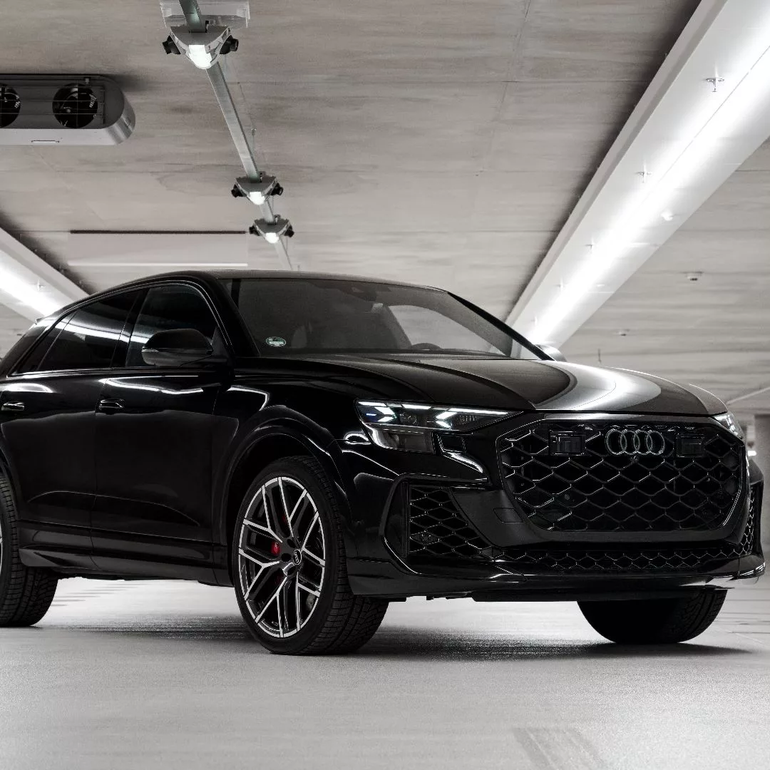 Audi RS Q8 in Schwarz mieten - Front- und Seitenansicht