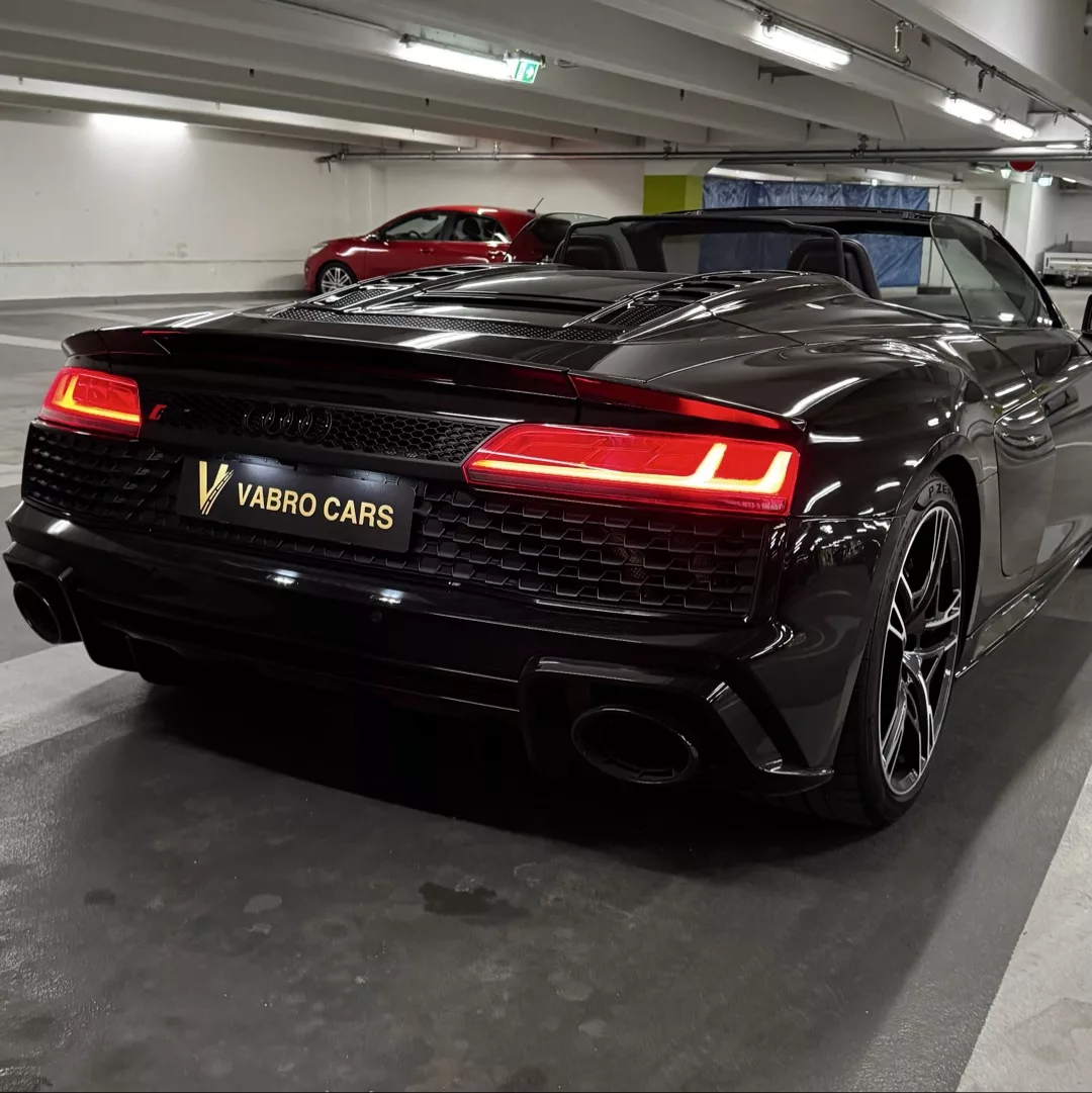 Audi R8 Spyder Performance in Schwarz, Rückansicht im Parkhaus mieten.