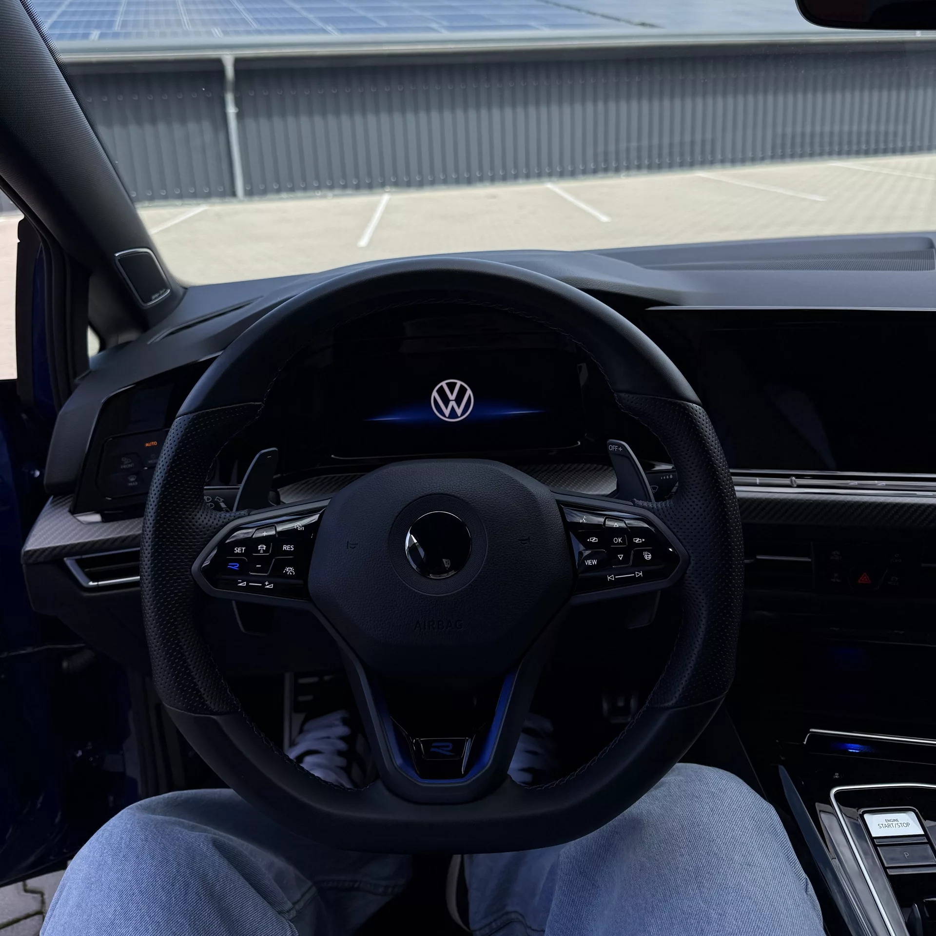 Golf 8R Performance 20 Jahre Edition Innenraum Cockpit mieten