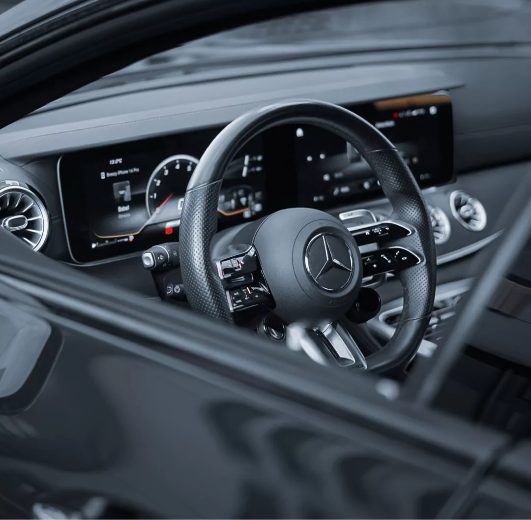 Mercedes AMG GT43 4Türer Innenraum mit Cockpit mieten