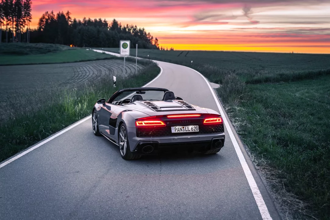 Audi R8 V10 Spyder Performance Heckansicht in Landschaft mieten