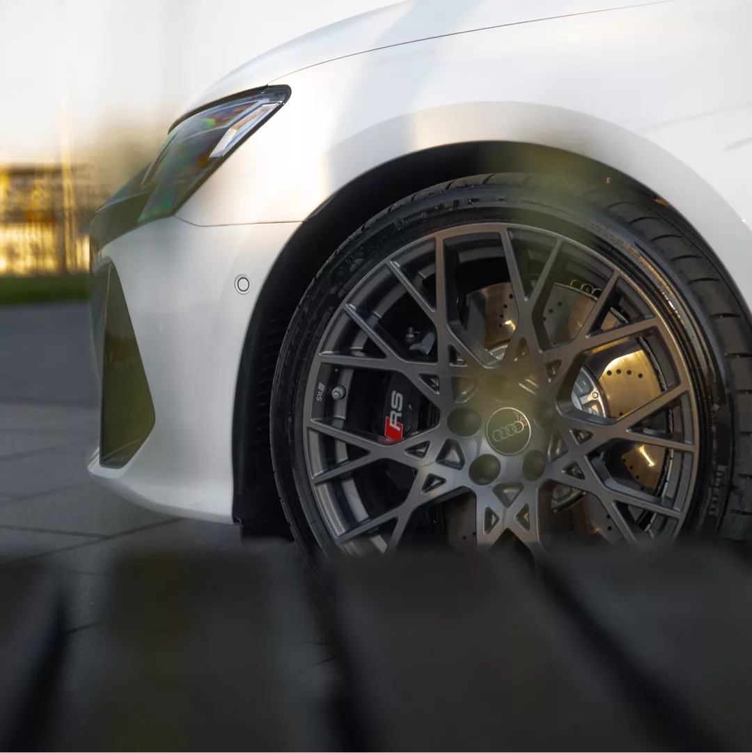 Audi RS3 Limousine Facelift 2025 Vorderrad in Nahaufnahme mieten