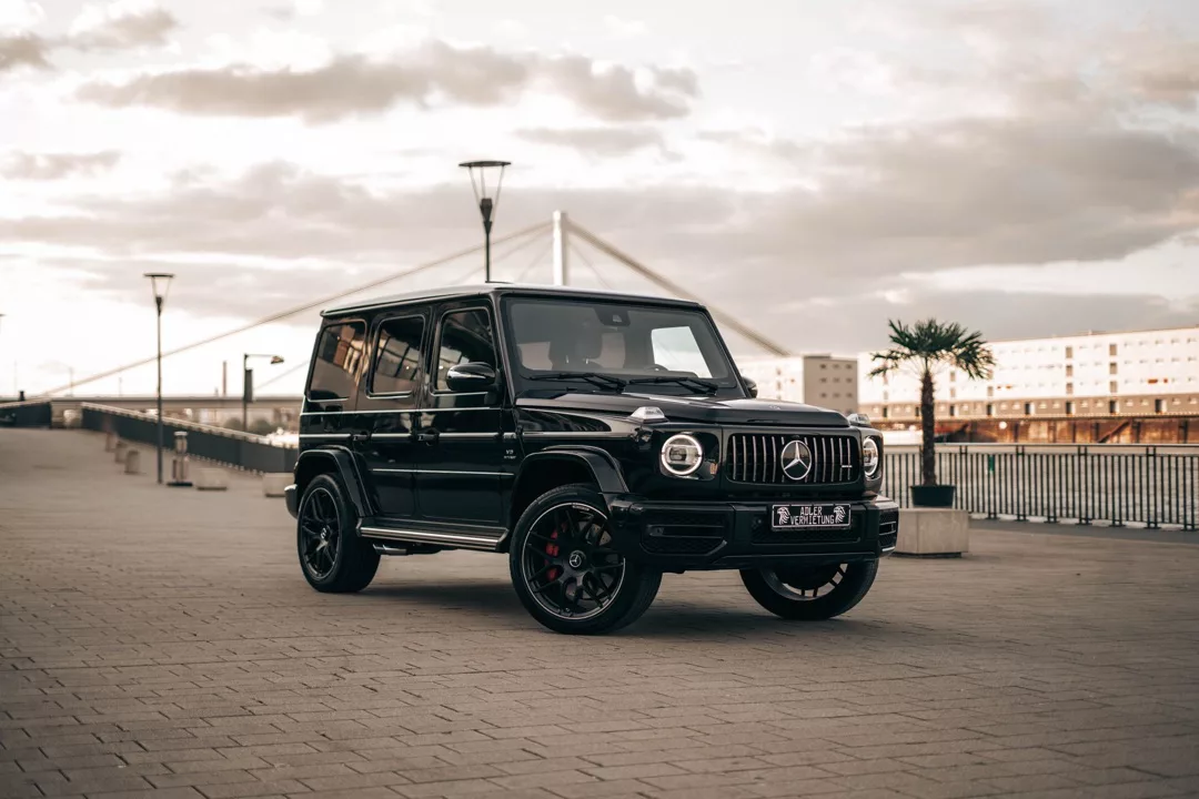Mercedes G63 in Schwarz vor Brücke mieten