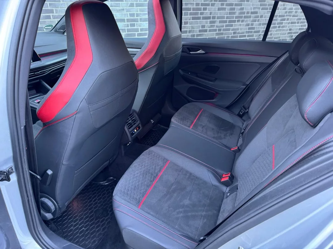 VW GOLF 8 GTI CLUBSPORT Rücksitze in Schwarz und Rot mieten