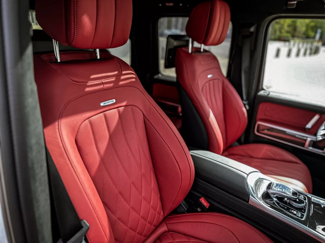 Mercedes-Benz G63 AMG Innenraum mit roten Ledersitzen mieten