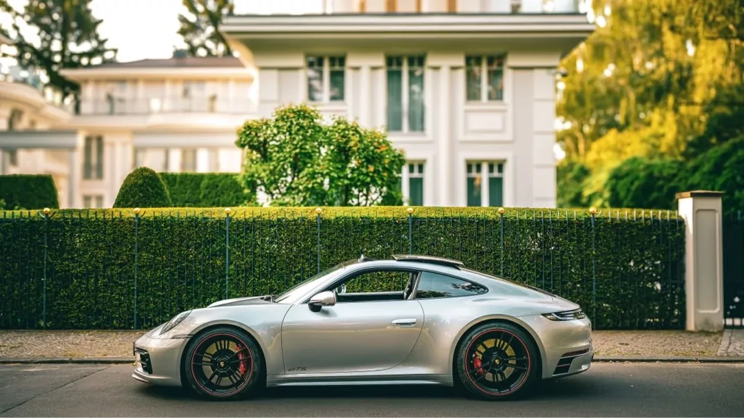 Porsche 911 Carrera 4 GTS in Silber von der Seite mieten