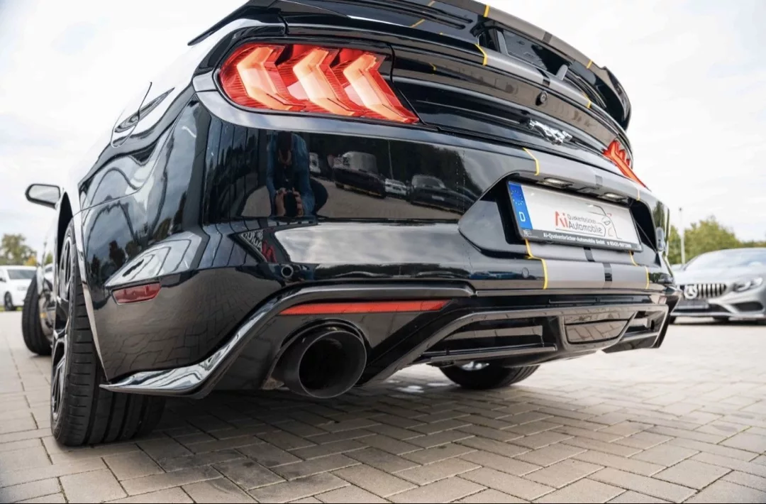 FORD MUSTANG GT 500 Shelby Optik in Schwarz Heckansicht mieten