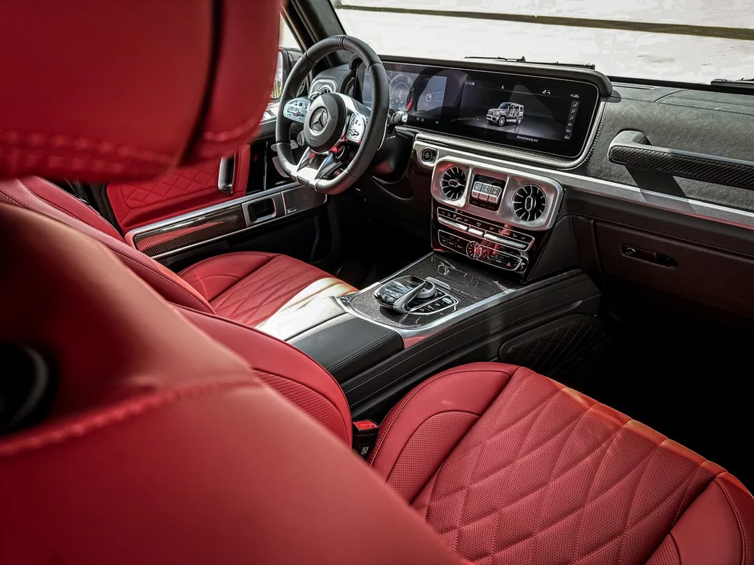 Mercedes-Benz G63 AMG 2024 Innenraum mit roten Ledersitzen mieten.