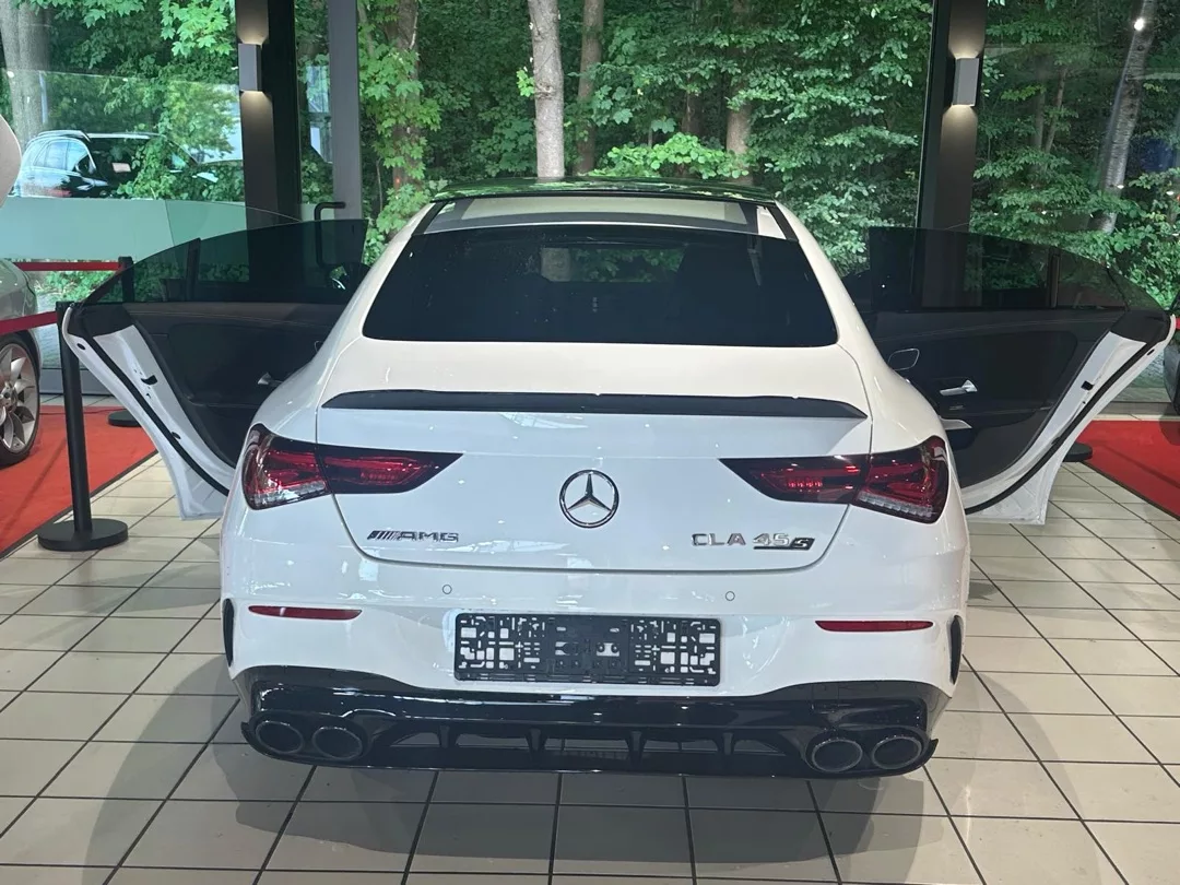 Mercedes Benz Cla 45s AMG in Weiß, Heckansicht mit geöffneten Türen mieten.