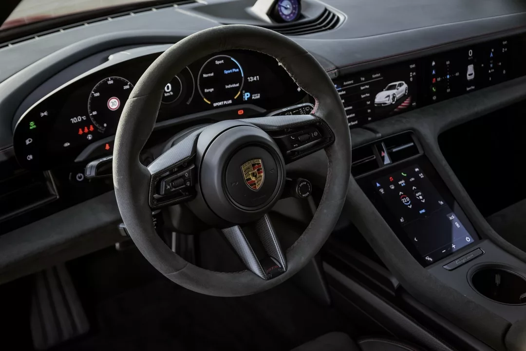 Porsche Taycan GTS SportTurismo Cockpit mit Displays mieten