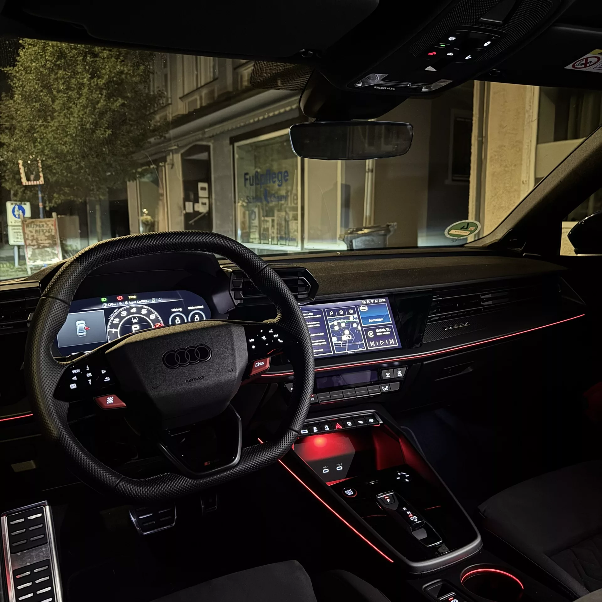 AUDI RS3 Facelift (2025) Innenraum mit beleuchtetem Cockpit mieten