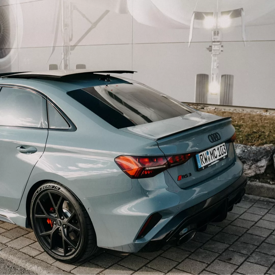 Audi RS3 Facelift in Grau von hinten mieten