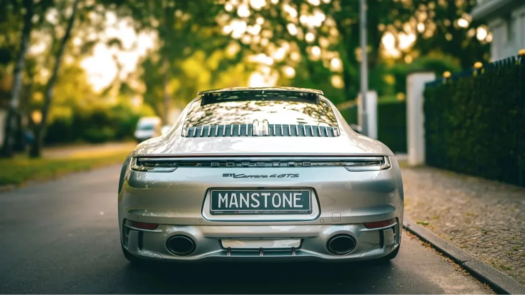 Porsche 911 Carrera 4 GTS in Silber von hinten mieten