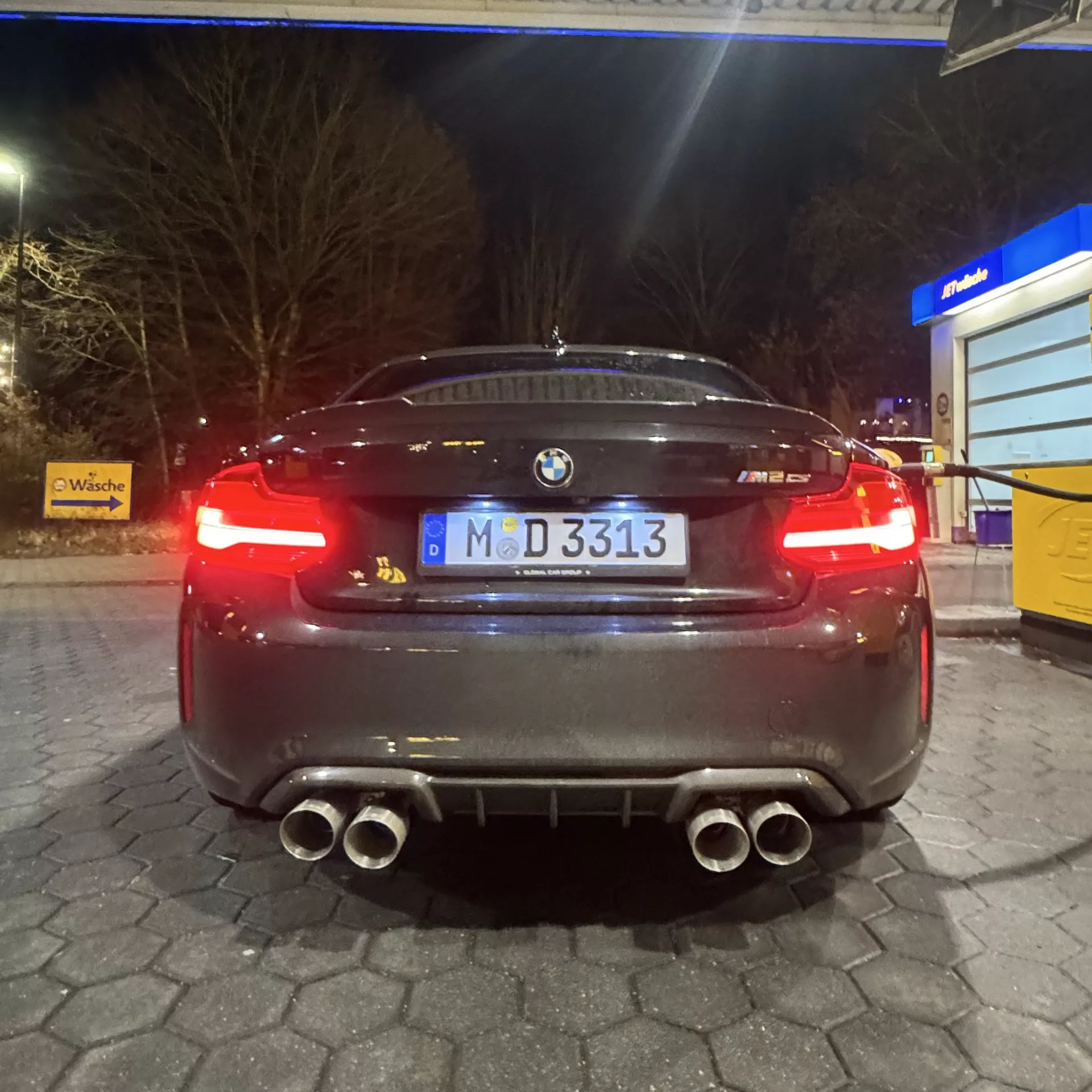BMW M2 CS Rückansicht bei Nacht mit Grail Abgasanlage mieten