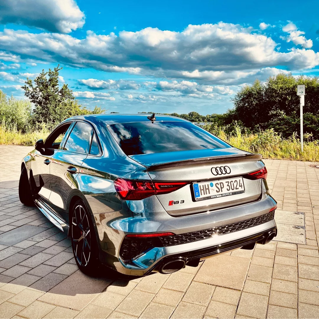 Audi RS3 Limousine in Metallicgrau Rückansicht mieten