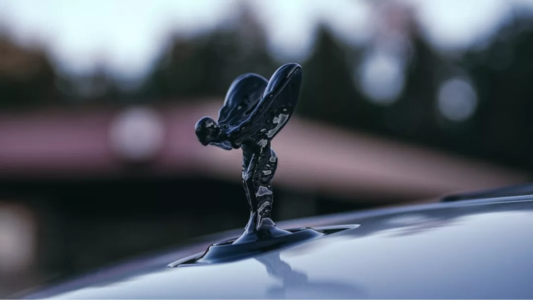 Rolls Royce Wraith Kühlerfigur in Nahaufnahme mieten