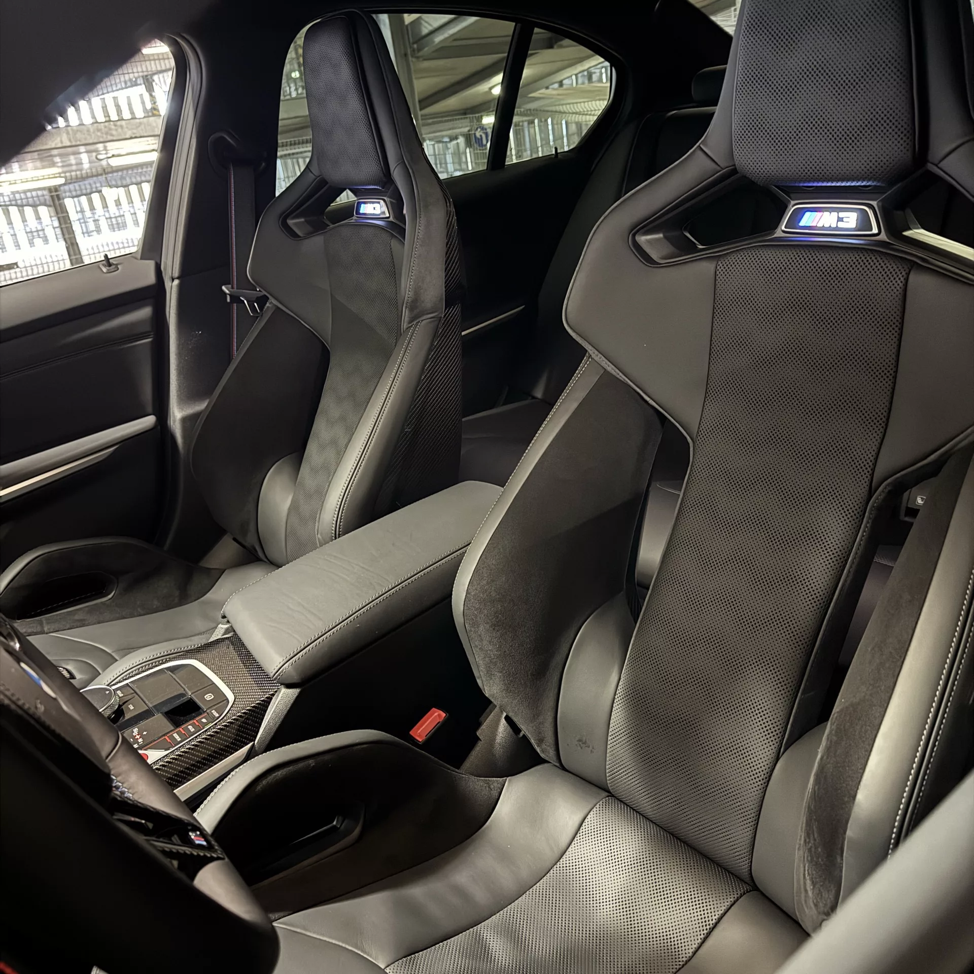 BMW M3 Competition XDrive Innenraum mit Sportsitzen mieten