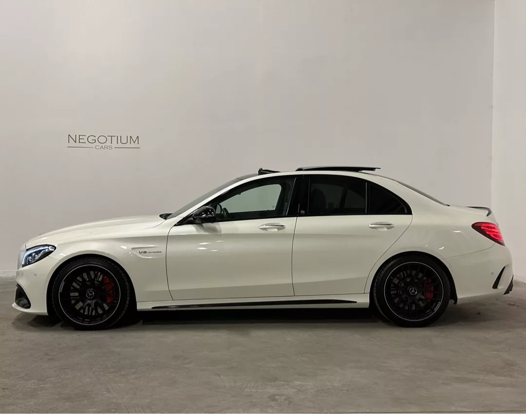 Mercedes-Benz C63 AMG S in Weiß von der Seite mieten