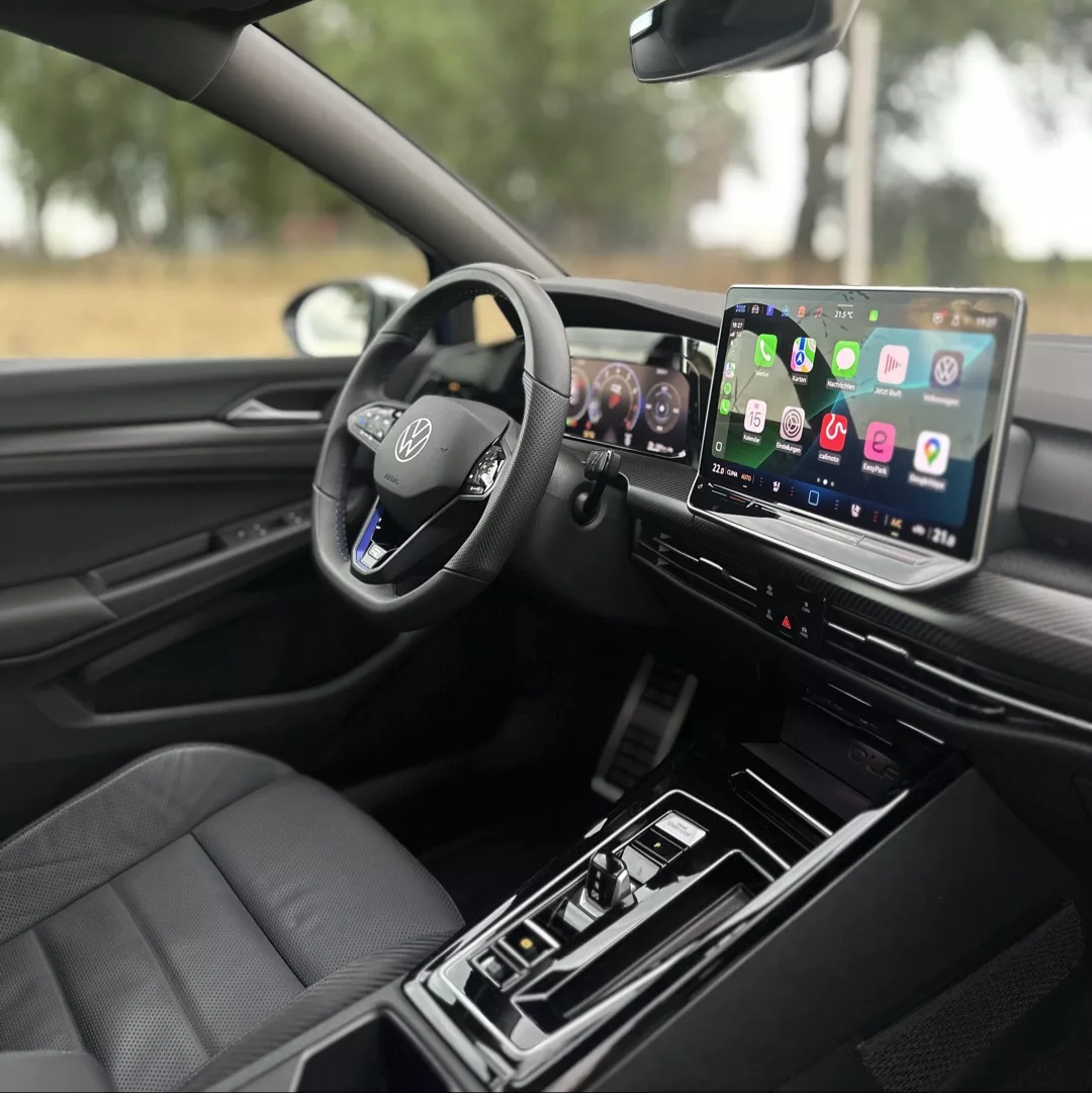 Golf 8R Performance Innenraum mit Digitaldisplay mieten