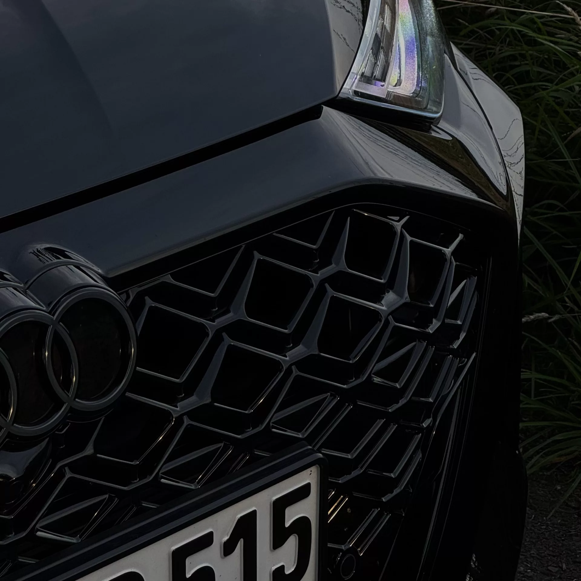 Audi RS3 Limousine 2.5 TFSI Frontgrill in Schwarz mieten