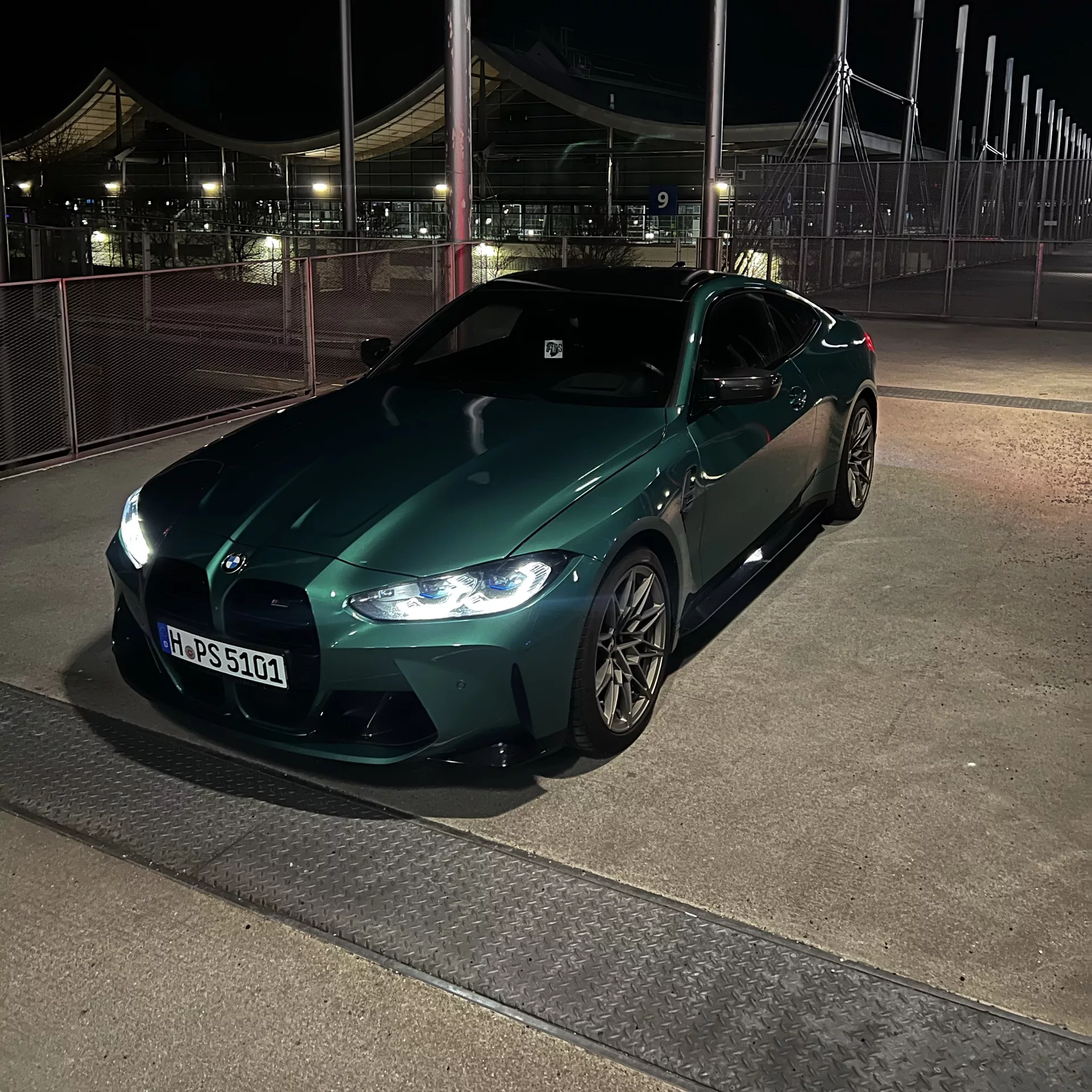 BMW M4 Competition in Grün bei Nacht mieten.