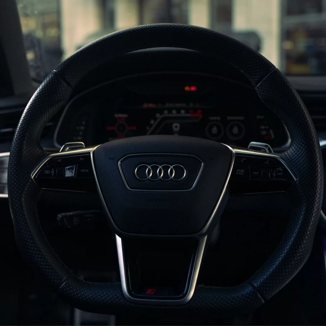 Audi RS6 Avant Lenkrad mit multifunktionalen Bedienelementen mieten