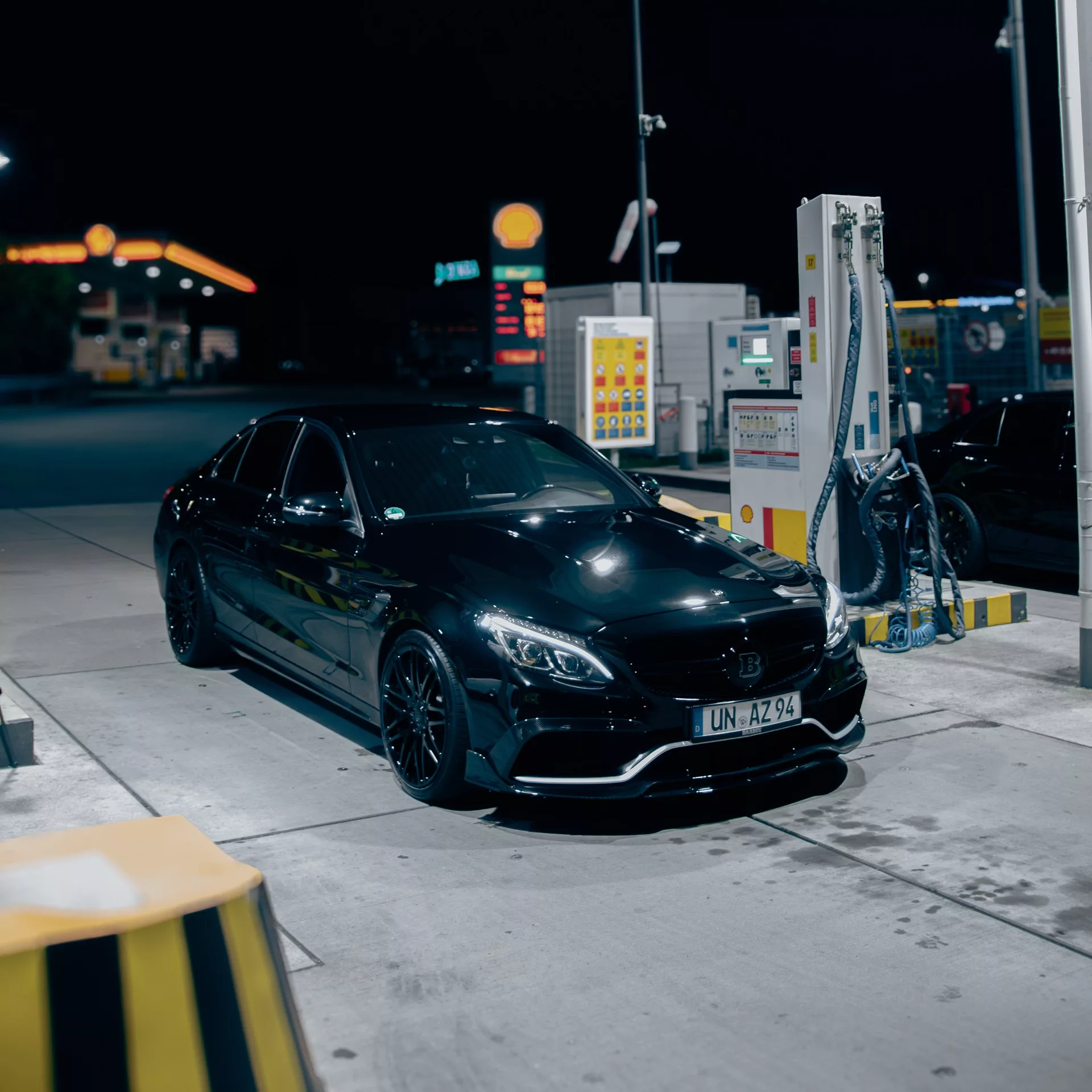 BRABUS B650 in Schwarz an Tankstelle mieten.
