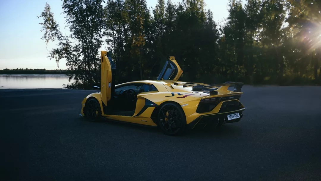 Lamborghini Aventador SVJ Coupé in Gelb, Scherentüren geöffnet, Heckansicht mieten.