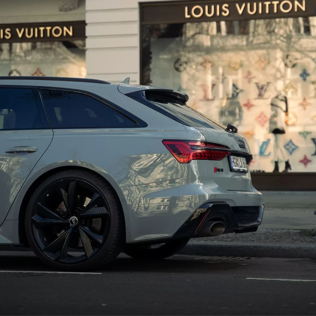 Audi RS6 Avant in Grau von hinten mieten.