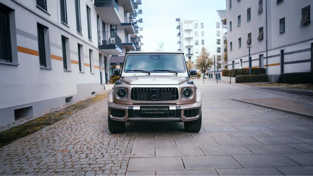 Mercedes-Benz G63 AMG 2025 in Beige, Frontansicht auf Straße mieten.