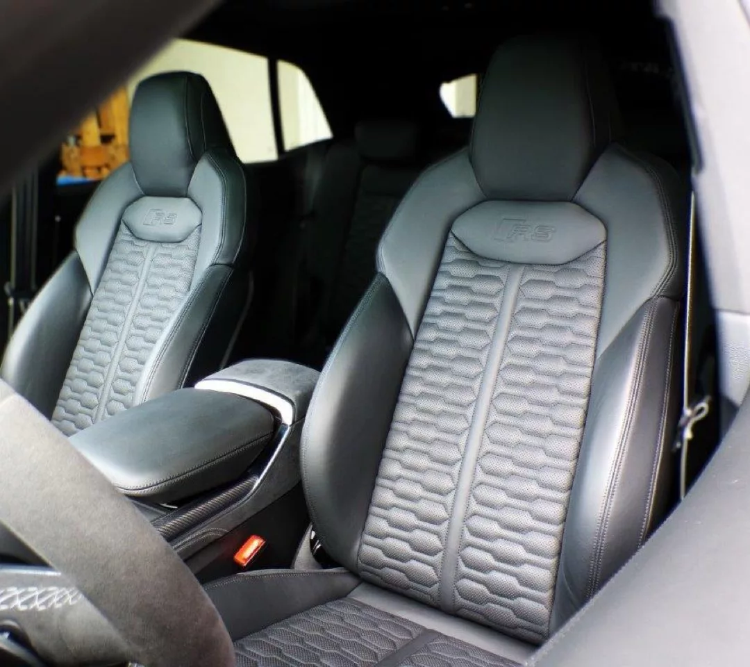 Audi RSQ8 Innenraum mit Sportsitzen mieten