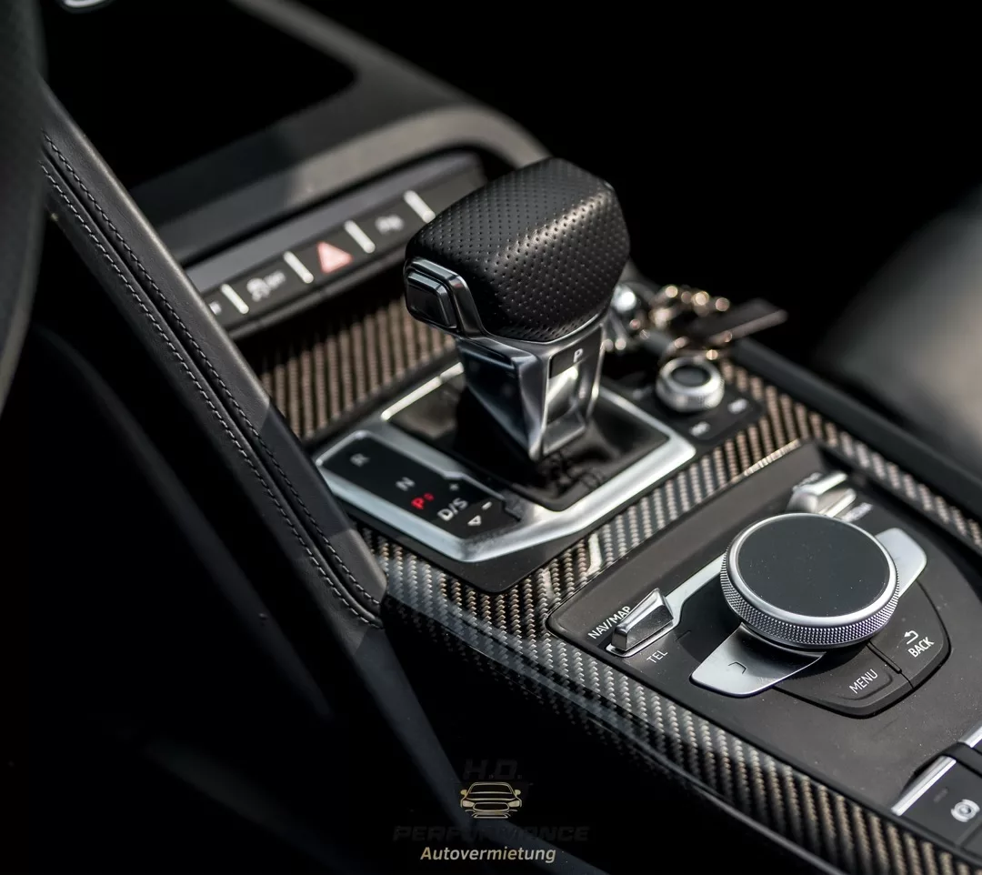 Audi R8 Performance Spyder Innenraum mit Schalthebel mieten